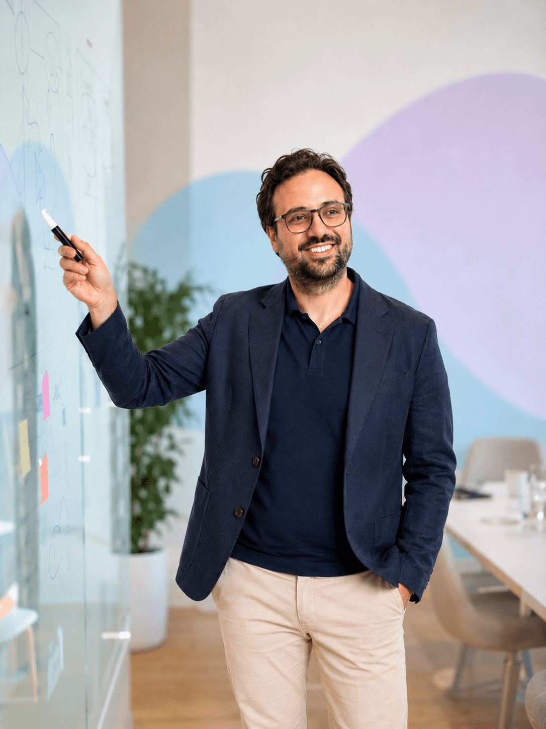 Andrea Giugliano in einer Trainingssituation am Whiteboard